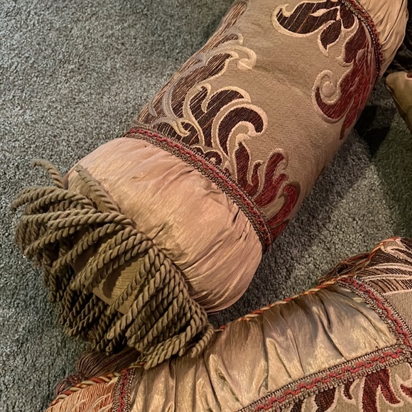 Set of three decorative pillows with tassels - perfect for fall - Picture 2 of 5
